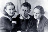 Андрей Сахаров с сестрами Ириной (слева) и Катей. 1939-1940? гг.